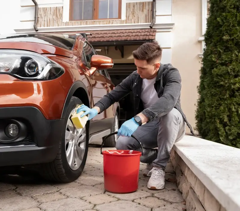 Lavage auto à domicile Venas : professionnel intervenant sur un véhicule